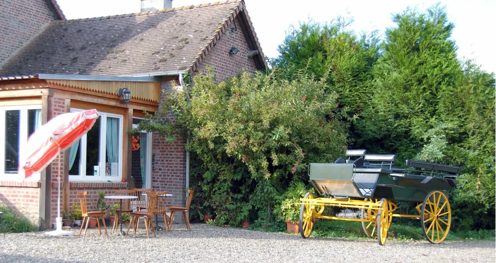 La maison d’hôtes du Val d’Omignon à Trefcon, sa terrasse et une calèche