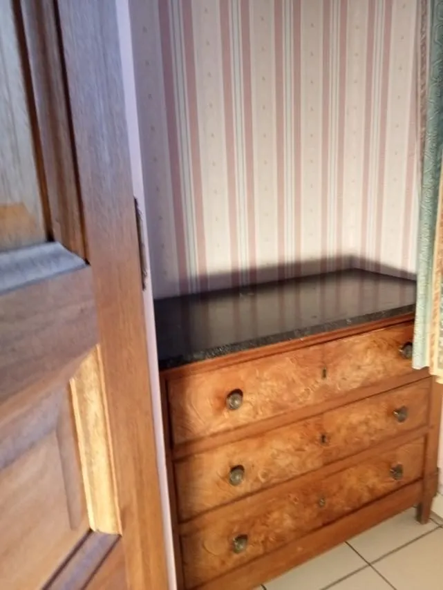 Commode ancienne de la chambre d’hôtes La Libellule