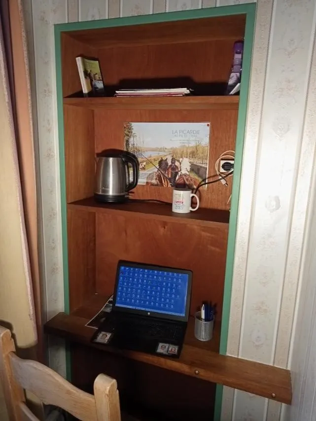 Coin bureau avec bouilloire de la chambre d’hôtes La Mésange