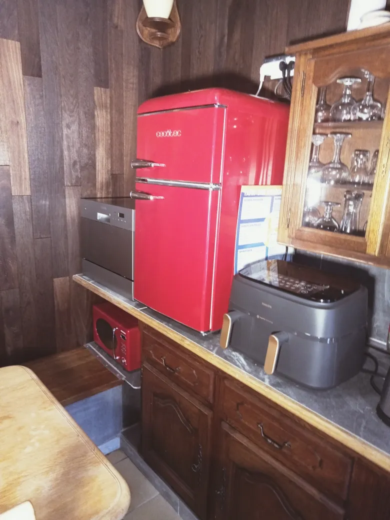Réfrigérateur rouge, lave-vaisselle et micro-ondes du gîte L’Intemporel