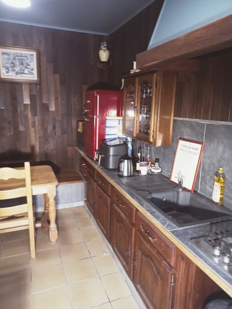 Vue d’ensemble de la cuisine du gîte L’Intemporel