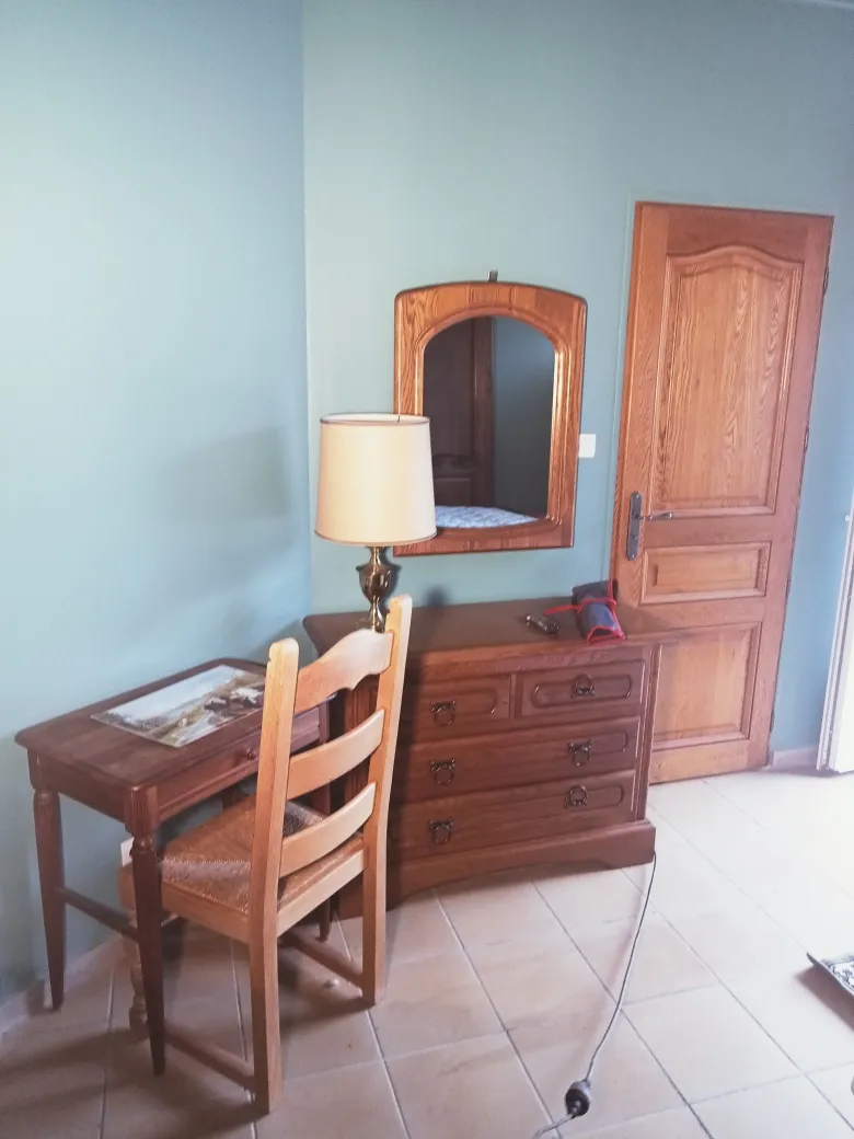 Bureau, commode et miroir de la chambre du gîte L’Intemporel