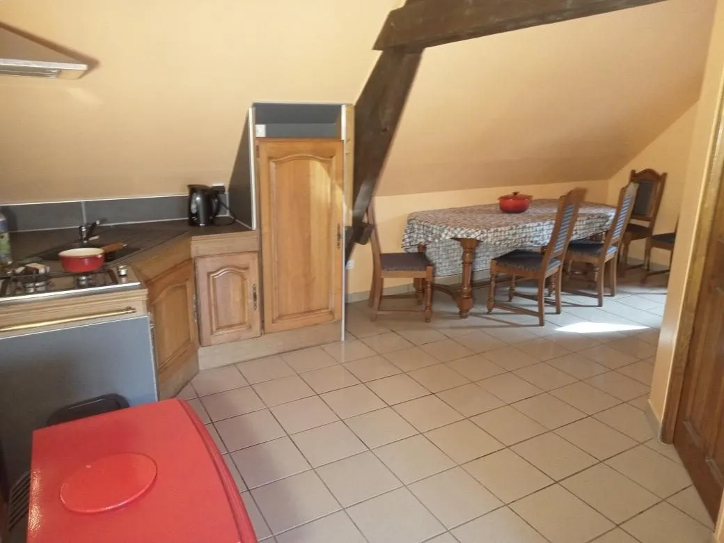 Cuisine équipée et table du gîte Le Sérénité