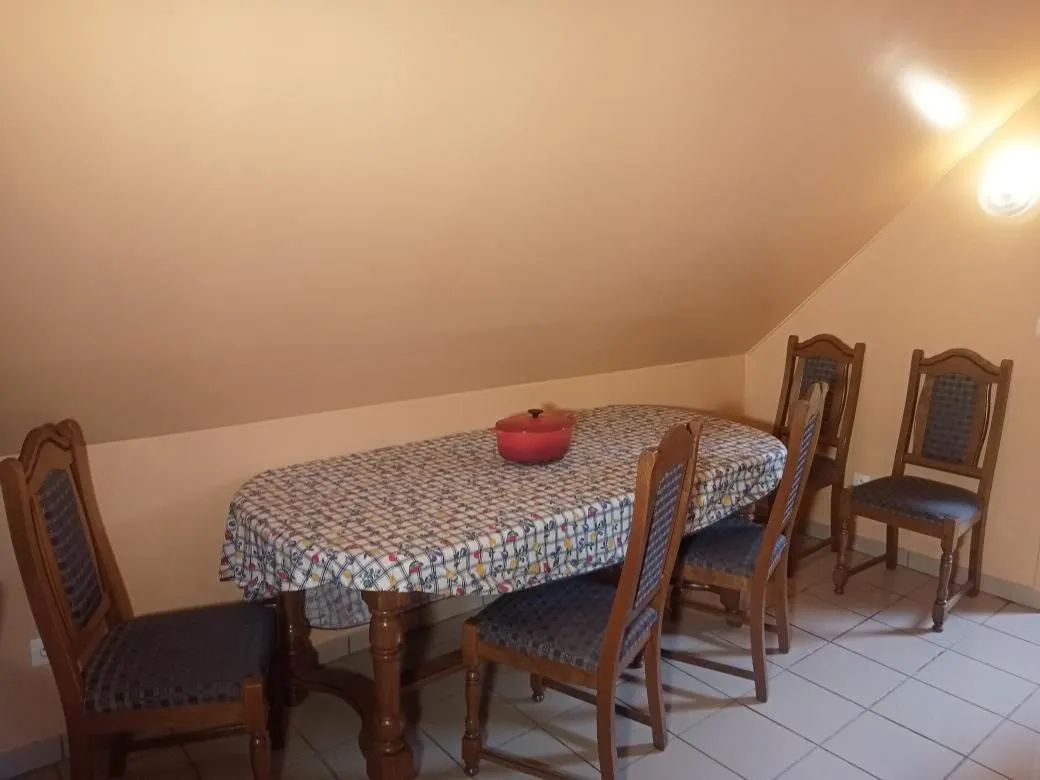 Table de la salle à manger du gîte Le Sérénité