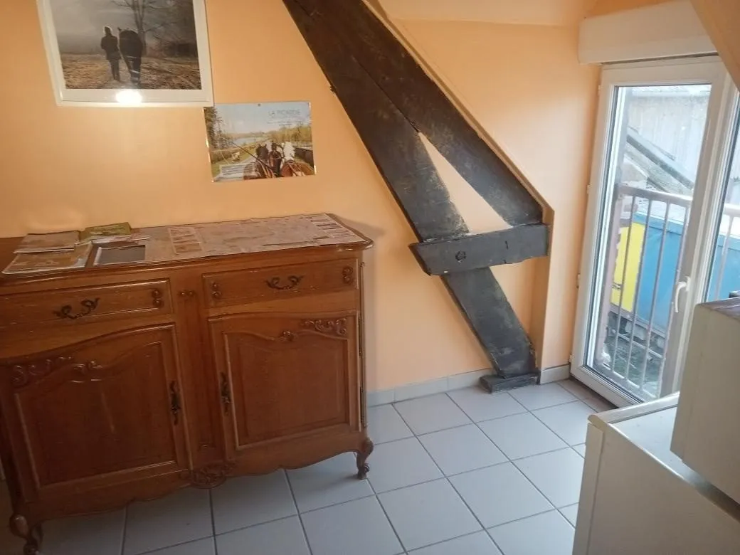 Buffet ancien et porte-fenêtre du gîte Le Sérénité