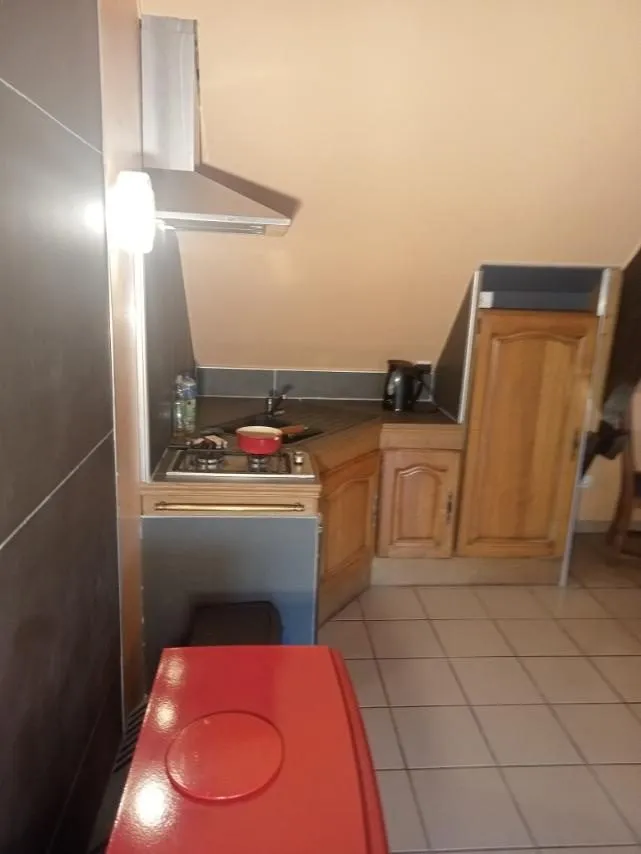 Coin cuisine sous les poutres du gîte Le Sérénité