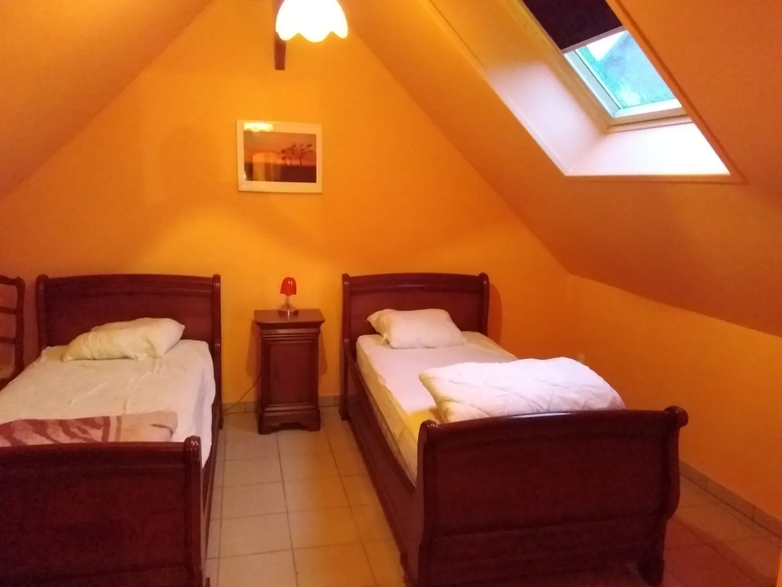 Chambre mansardée à deux lits du gîte Le Sérénité