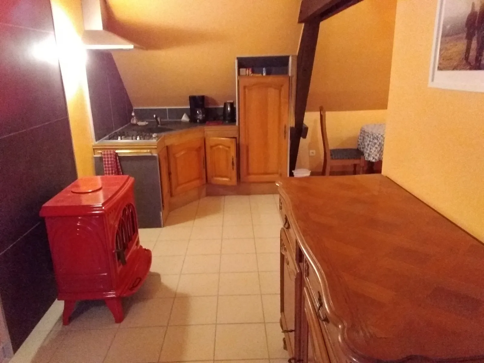 Poêle et cuisine du gîte Le Sérénité