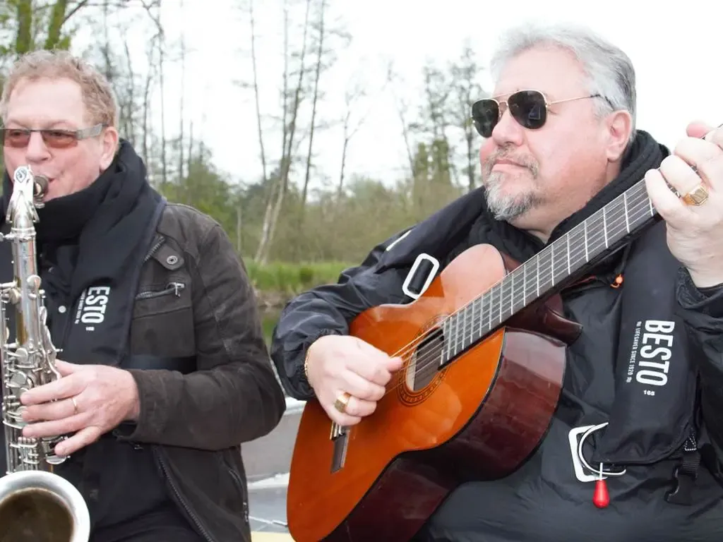 Musiciens à bord de la gribane à Corbie