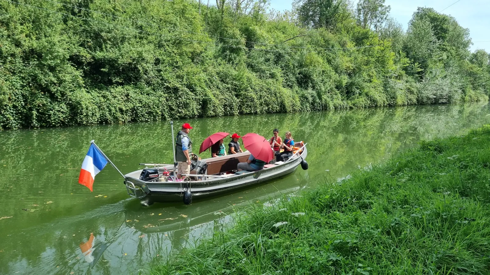 La gribane et ses passagers sur le canal