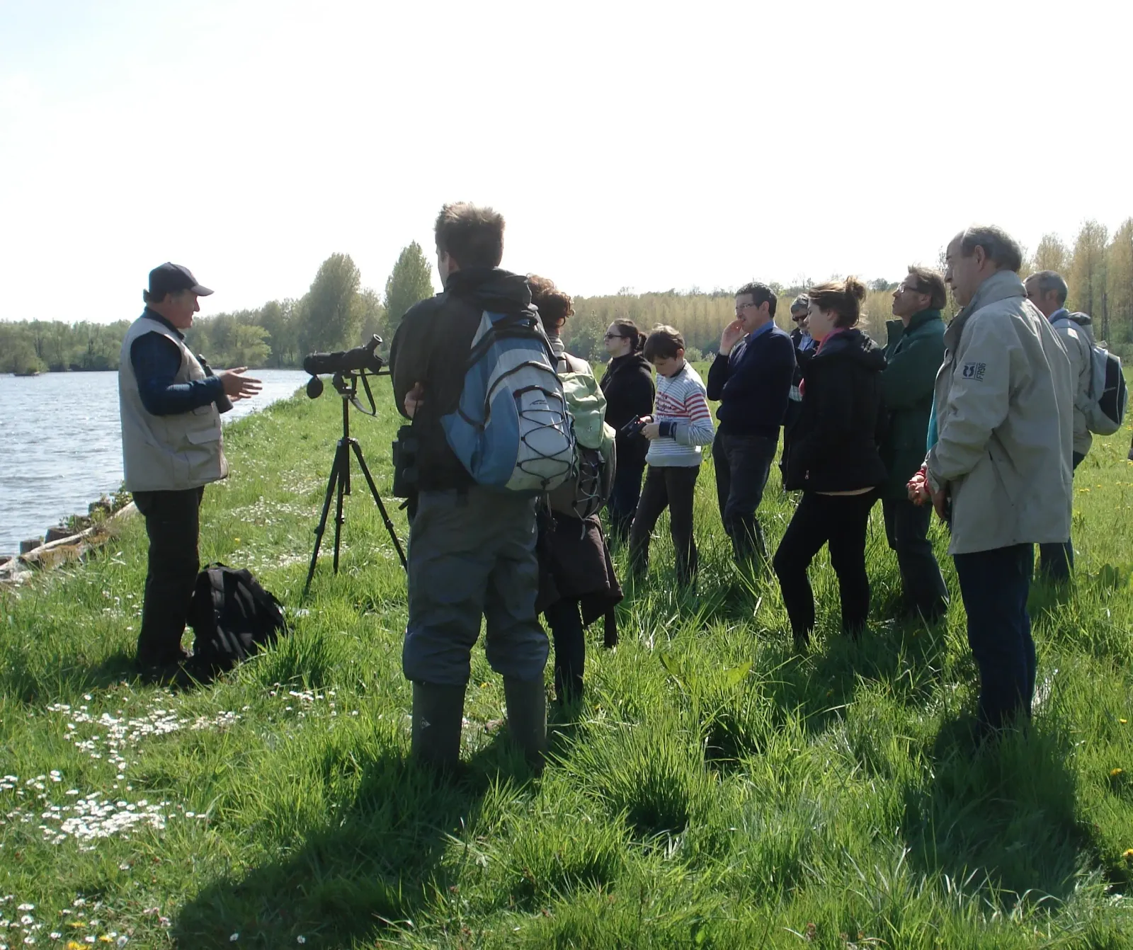 Groupe de randonneurs et observation des oiseaux dans la vallée de l’Omignon