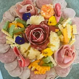 Assiette apéritive de charcuterie et fromages